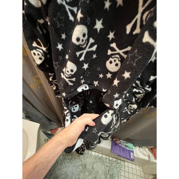 Forever Lazy Fleece Skull & Crossbones Hooded Onesie Unisex XXL (Black/White) - Picture 6 of 8